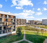 Krásny 3- izb. byt s loggiou a park. státím na ulici Hany Ponickej - Bytové domy na ulici Hany Ponickej, Bratislava - Lamač, s parkovaním a zeleňou.