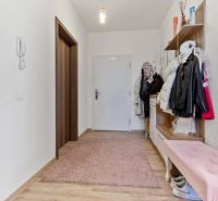 Krásny 3- izb. byt s loggiou a park. státím na ulici Hany Ponickej - Chodba v 3-izbovom byte s kobercom a podlahou s dreveným dekorom.