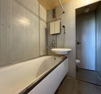 Na predaj: CENTRUM: 3 izb.byt + ŠATNIK + PIVNICA - Kúpeľňa v 3-izbovom byte so staršou vaňou a umývadlom.