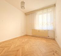 Na predaj: CENTRUM: 3 izb.byt + ŠATNIK + PIVNICA - Izba v 3-izbovom byte s oknom a podlahou s dreveným dekorom.