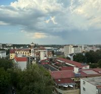 Na predaj: CENTRUM: 3 izb.byt + ŠATNIK + PIVNICA - Mesto Levice ponúka pohľad na mestskú panorámu, zobrazenú zo strechy 3-izbového bytu.