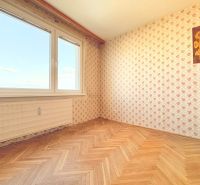 Na predaj: CENTRUM: 3 izb.byt + ŠATNIK + PIVNICA - Izba v 3-izbovom byte s tapetami a podlahou s dreveným dekorom.