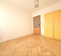 Na predaj: CENTRUM: 3 izb.byt + ŠATNIK + PIVNICA - Interiér 3-izbového bytu s podlahou s dreveným dekorom a drevenými dverami.