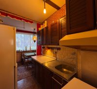 Na predaj: 2 izb.byt v CENTRE mesta + 2x BALKÓN, ŠATNÍK, PIVNICA - Kuchyňa v 2-izbovom byte s podlahou s dreveným dekorom a retro nábytkom.