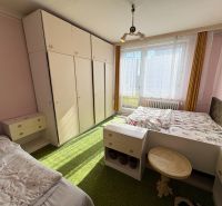 Na predaj: 2 izb.byt v CENTRE mesta + 2x BALKÓN, ŠATNÍK, PIVNICA - Spálňa v 2-izbovom byte s dvojposteľou, vstavanou skriňou a zeleným kobercovým dekorom.