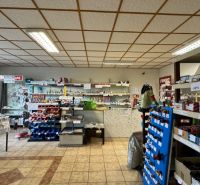 NA PREDAJ rodinný dom/polyfunkcia Komjatice  - Obchod so širokým sortimentom železiarskeho tovaru, výpredajom, regály plné produktov a náradia.