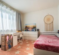 NA PREDAJ 5 izb rodinný dom Nitrianske Hrnčiarovce NITRA - Detská izba s posteľou, písacím stolom a dekoráciami v rodinnom dome.