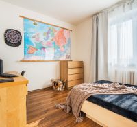 NA PREDAJ 5 izb rodinný dom Nitrianske Hrnčiarovce NITRA - Izba v rodinnom dome s mapou, posteľou a podlahou s dreveným dekorom.