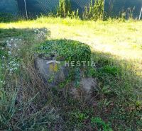 ZNÍŽENÁ CENA Veľký stavebný pozemok Štefanov - Pozemok v Štefanove zarastený trávou a púpavami, s džbánom obtočeným zeleňou vhodný na bývanie.