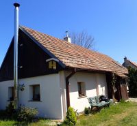 Menší rodinný dom Borský Mikuláš - ideálny na chalupu - Rodinný dom v Borskom Mikuláši s drevenou strechou a záhradnou lavičkou.