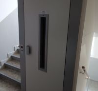 Na prenájom  veľkometrážny 3 izbový byt Nová Baňa - Vstup do výťahu so schodiskom v 3-izbovom byte.