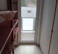 Na prenájom  veľkometrážny 3 izbový byt Nová Baňa - Úzka miestnosť v 3-izbovom byte s policami a prístupom na balkón.