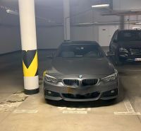 Garážove státie, Manhattan, Račianska ulica - Auto zaparkované v garáži, betonová podlaha, stĺpy s označením, dobré osvetlenie.