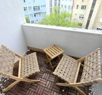 ŠTÝLOVÝ 2i BYT, REKONŠTRUKCIA, BALKÓN, KLÍMA, Murgašová ulica - Balkón s dvoma stoličkami a stolíkom v 2-izbovom byte.