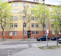ŠTÝLOVÝ 2i BYT, REKONŠTRUKCIA, BALKÓN, KLÍMA, Murgašová ulica - Päťposchodový bytový dom na Murgašovej ulici v Bratislave - Starom Meste.