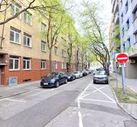 ŠTÝLOVÝ 2i BYT, REKONŠTRUKCIA, BALKÓN, KLÍMA, Murgašová ulica - Ulica Murgašova v Bratislave - Staré Mesto s autami zaparkovanými popri chodníku.