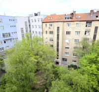ŠTÝLOVÝ 2i BYT, REKONŠTRUKCIA, BALKÓN, KLÍMA, Murgašová ulica - Pohľad na budovy a zelené stromy na Murgašovej ulici v Bratislave - Starom Meste.