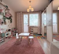 Na predaj: CENTRUM  3 izb.byt + BALKON + ŠPAJZA  - Detská izba v 3-izbovom byte s hracím kútikom a podlahou s dreveným dekorom.