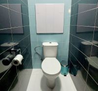 NOVÁ CENA-NA PREDAJ  pekný 3ibyt Prievidza-Necpaly - Kúpeľňa s toaletou a tmavými obkladačkami v 3-izbovom byte.