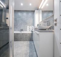 TOP! 4 izb. byt, balkón, 100 m2 (šatník, 2x toaleta, 3x klíma, zariade - Kúpeľňa s moderným umývadlom a vaňou v 4-izbovom byte.