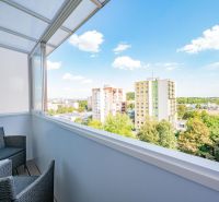 TOP! 4 izb. byt, balkón, 100 m2 (šatník, 2x toaleta, 3x klíma, zariade - Výhľad na mestskú časť z balkóna 4-izbového bytu v Nitre s príjemným posedením.
