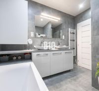 TOP! 4 izb. byt, balkón, 100 m2 (šatník, 2x toaleta, 3x klíma, zariade - Kúpeľňa v 4-izbovom byte s bielym umývadlom, šedými kachličkami a bielou vaňou.
