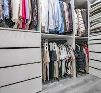 TOP! 4 izb. byt, balkón, 100 m2 (šatník, 2x toaleta, 3x klíma, zariade - Šatník v 4-izbovom byte s poličkami, závesnými košmi a podlahou s dreveným dekorom.