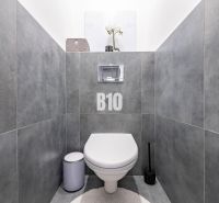 TOP! 4 izb. byt, balkón, 100 m2 (šatník, 2x toaleta, 3x klíma, zariade - Toaleta s modernými sivými obkladmi v 4-izbovom byte.