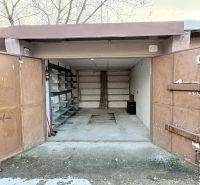 PREDAJ – Garáž na predaj v meste Galanta za kaštieľom  - Otvorená garáž v Galante s regálmi a betónovou podlahou, dvere mierne zhrdzavené.