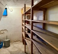 Rodinný dom s pivnicou, garážou a záhradou – Závod - Pivnica s drevenými regálmi v rodinnom dome.