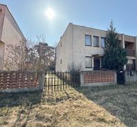 Rodinný dom s pivnicou, garážou a záhradou – Závod - Rodinný dom v Závode na Sokolskej ulici, s trávnatou záhradou a oplotením.
