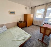 Rodinný dom s pivnicou, garážou a záhradou – Závod - Rodinný dom obsahuje izbu s posteľou, dreveným nábytkom a veľkým oknom s balkónom.