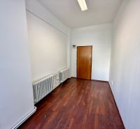 Na predaj – kancelárske priestory v centre  - Malá kancelária s drevenou podlahou a radiátorom, Kancelárie v Bratislave.