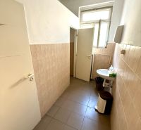 Na predaj – kancelárske priestory v centre  - Toaleta v kanceláriách s oknom a umývadlom, svetlé obklady na stenách.