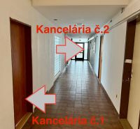 Na predaj – kancelárske priestory v centre  - Chodba s označením kancelárií č. 1 a č. 2 so vstupnými dverami.