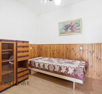 RODINNÝ DOM - CHALUPA S VEĽKÝM POZEMKOM | SKÝCOV - Izba v rodinnom dome s posteľou, skriňou, podlahou s dreveným dekorom a obrazom na stene.