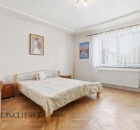 RODINNÝ DOM - CHALUPA S VEĽKÝM POZEMKOM | SKÝCOV - Svetlá spálňa s posteľou a podlahou s dreveným dekorom v rodinnom dome.