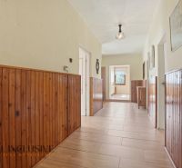 RODINNÝ DOM - CHALUPA S VEĽKÝM POZEMKOM | SKÝCOV - Chodba v rodinnom dome s podlahou s dreveným dekorom a obkladom na stenách.