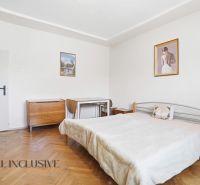 RODINNÝ DOM - CHALUPA S VEĽKÝM POZEMKOM | SKÝCOV - Spálňa v rodinnom dome s posteľou, nábytkom a podlahou s dreveným dekorom.