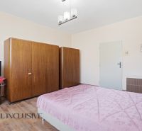 RODINNÝ DOM - CHALUPA S VEĽKÝM POZEMKOM | SKÝCOV - Spálňa v rodinnom dome s posteľou, skriňou a podlahou s dreveným dekorom.