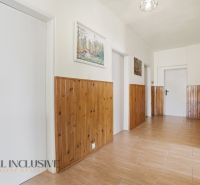 RODINNÝ DOM - CHALUPA S VEĽKÝM POZEMKOM | SKÝCOV - Interiér rodinného domu s dreveným obkladom a podlahou s dreveným dekorom.