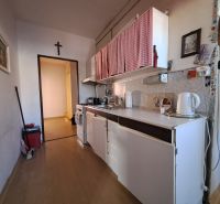 Centrum Martina slnečný 3-izbový byt s balkónom a potenciálom - Kuchyňa v 3-izbovom byte s podlahou s dreveným dekorom.
