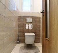 NA PRENÁJOM Priestranný 3 izbovy byt Žilina  - centrum mesta , FOR REN - Toaleta v 3-izbovom byte s obkladmi v svetlých a drevených tónoch.