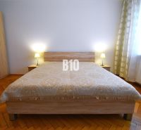 NA PRENÁJOM Priestranný 3 izbovy byt Žilina  - centrum mesta , FOR REN - Spálňa s dreveným dekorom v 3-izbovom byte, svetlá a jednoduchá dekorácia.