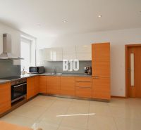 NA PRENÁJOM Priestranný 3 izbovy byt Žilina  - centrum mesta , FOR REN - Kuchyňa v 3-izbovom byte s keramickou podlahou a drevenými skrinkami.