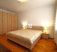 NA PRENÁJOM Priestranný 3 izbovy byt Žilina  - centrum mesta , FOR REN - Spálňa v 3-izbovom byte s manželskou posteľou, skriňou a lampami, podlaha s dreveným dekorom.