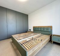 REZERVOVANÝ Na prenájom 2i luxusný zariadený byt na Terase - Spálňa v 2-izbovom byte s posteľou a šatníkovými skriňami.