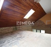 Exkluzívne na predaj rodinný dom v Humennom - Podkrovie rodinného domu s drevenými strešnými oknami, tehlová stena, svetlovody v streche.