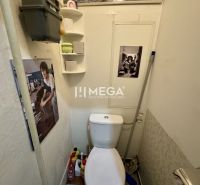 REZERVOVANÉ - Na predaj 2 izbový byt na Sokolovskej ulici v meste Hum - Toaleta s dekoráciami a úložným priestorom v 2-izbovom byte.