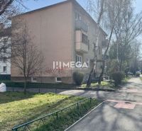 PREDANÉ- 2 izbový byt s balkónom blízko centra mesta Humenné - Bytový dom na Sokolovskej ulici v Humennom, vhodný pre 2-izbový byt.